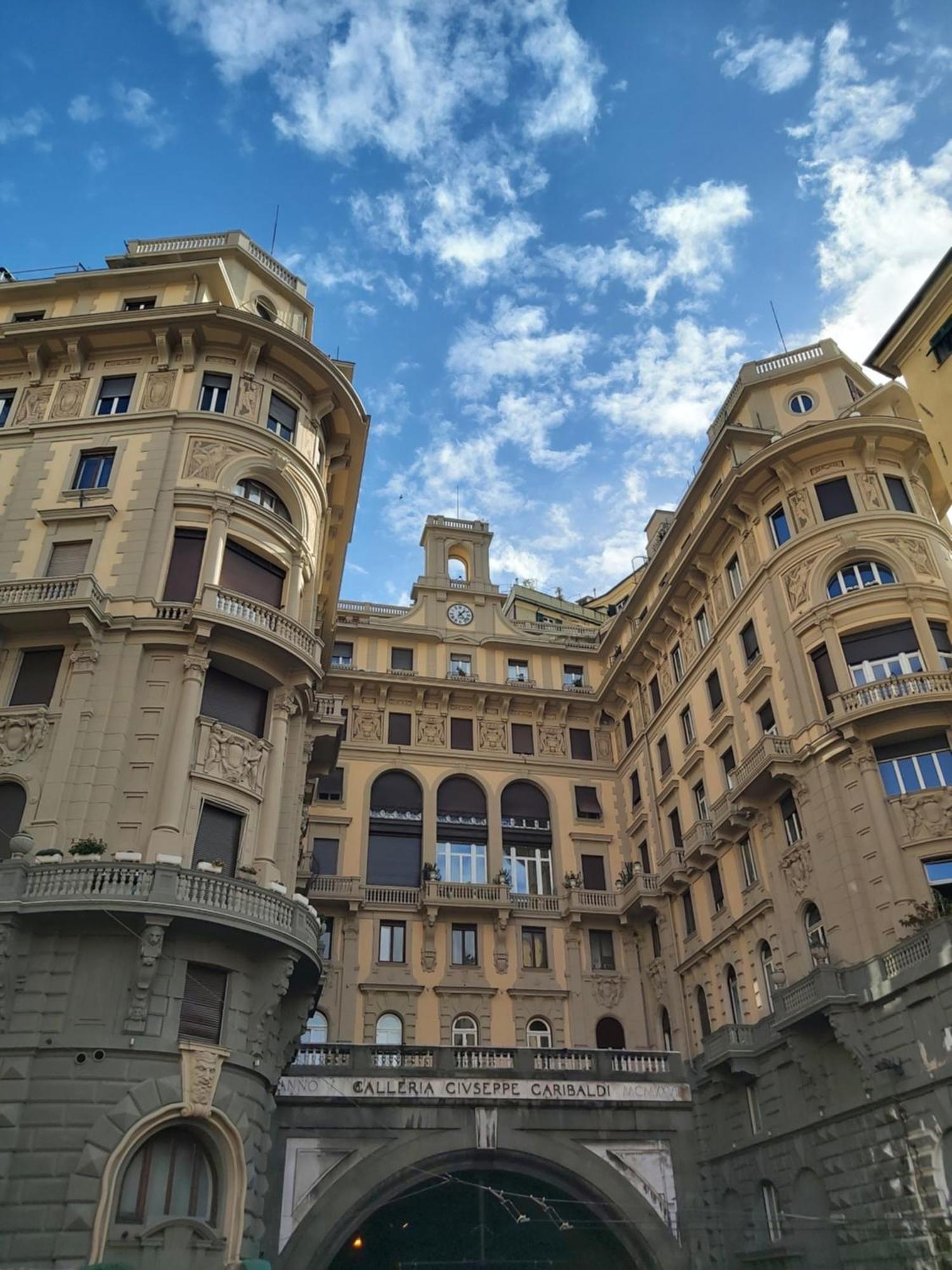 Central Chic Apartment Генуя Экстерьер фото