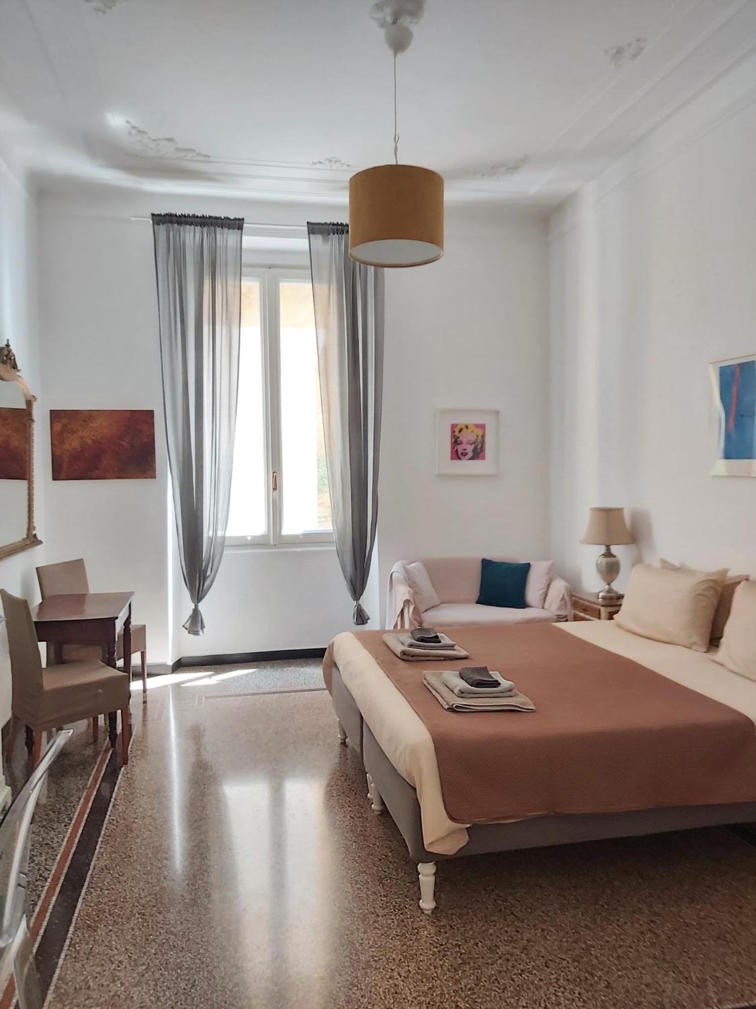 Central Chic Apartment Генуя Экстерьер фото