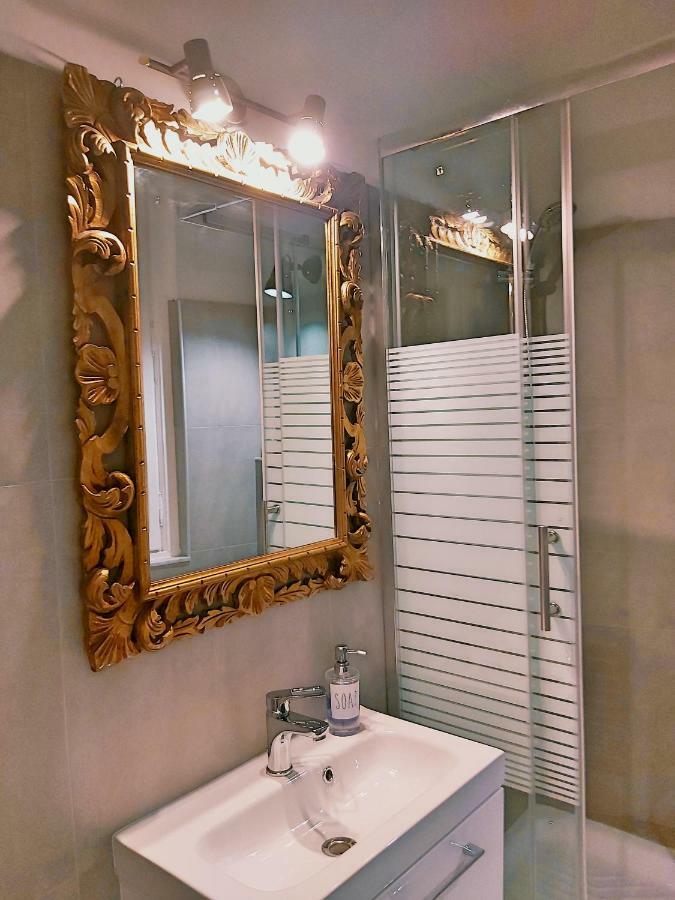 Central Chic Apartment Генуя Экстерьер фото